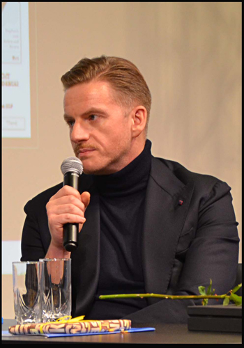 Zdjęcie prezentujące postać Szczepana Twardocha